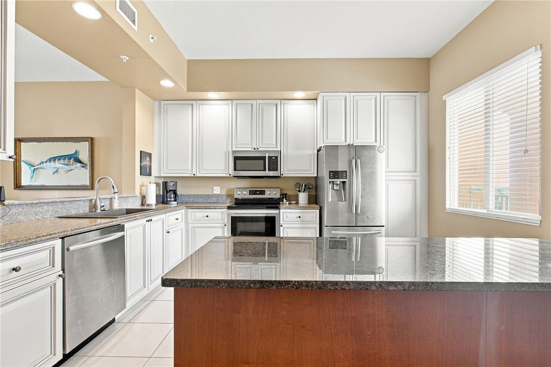 34 Harbour Isle Drive W PH05