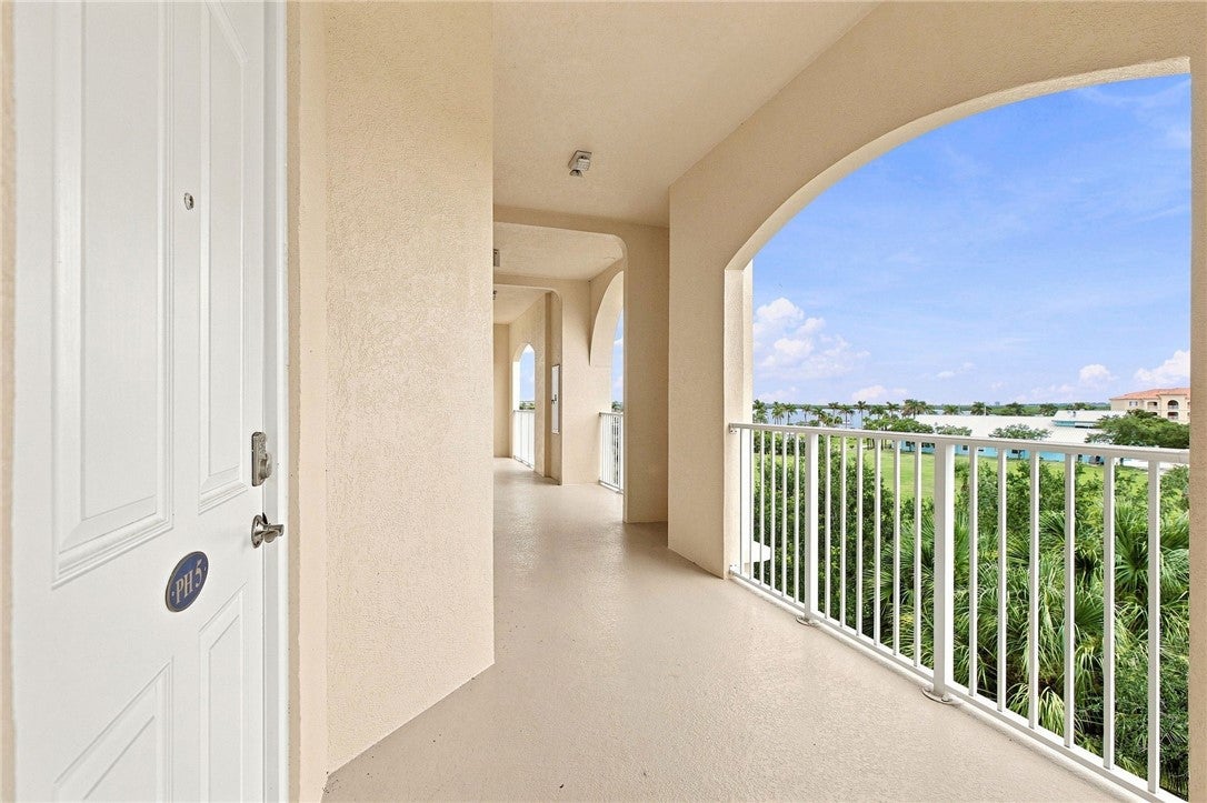 34 Harbour Isle Drive W PH05