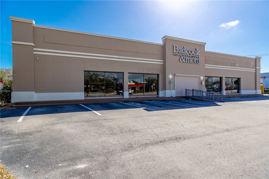 Photo 1 of 18 — 1610 US Highway 1, Vero Beach, FL 32960