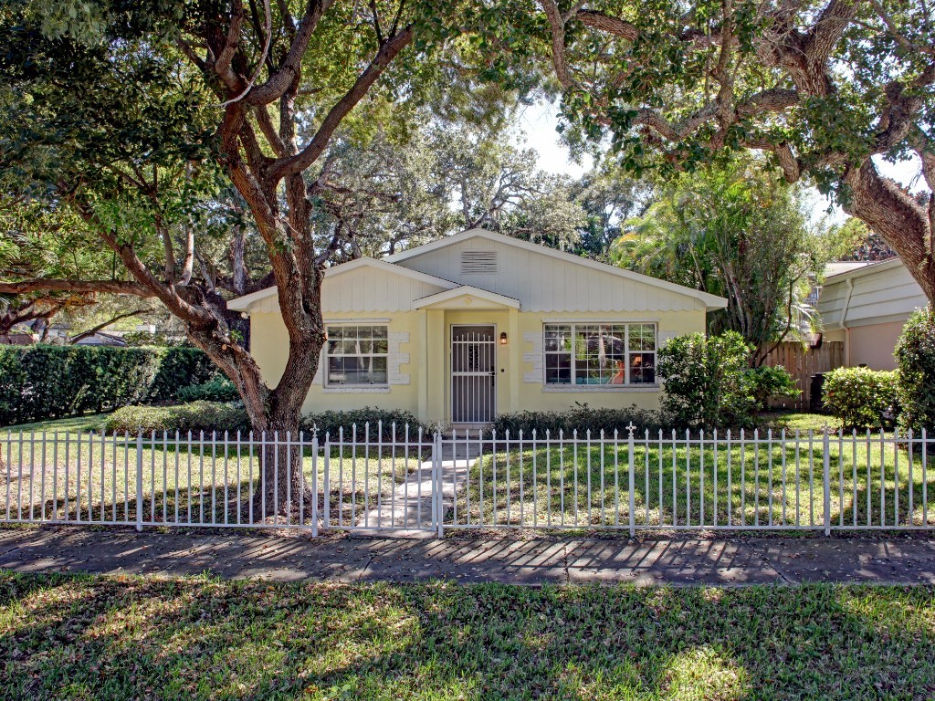 Photo 1 of 25 — 798 Bougainvillea Lane, Vero Beach, FL 32963