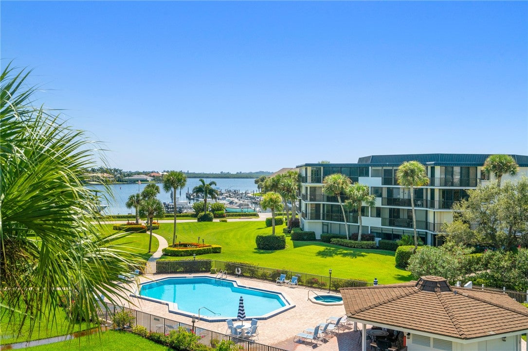 1821 Mooringline Drive 2-f, Vero Beach