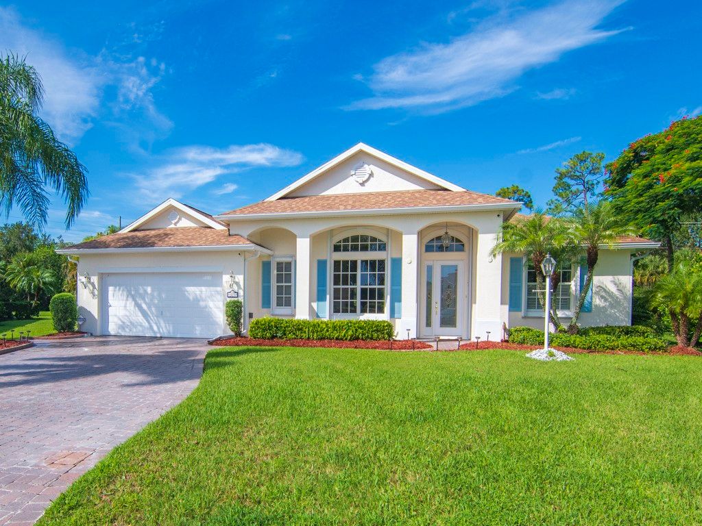 Photo of 305 Bourdeaux Drive SW, Vero Beach, FL 32968 (MLS # 291374)