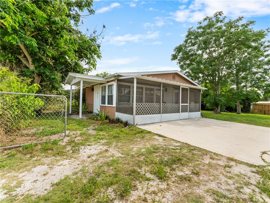 Photo 1 of 20 — 2429 2nd Avenue SE, Vero Beach, FL 32962
