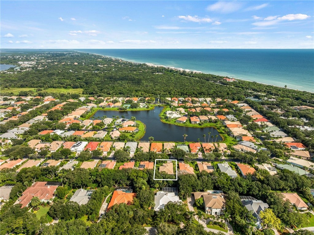 911 Island Club Square