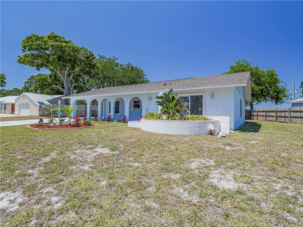 Photo of 902 Canal Circle, Sebastian, FL 32958 (MLS # 287401)