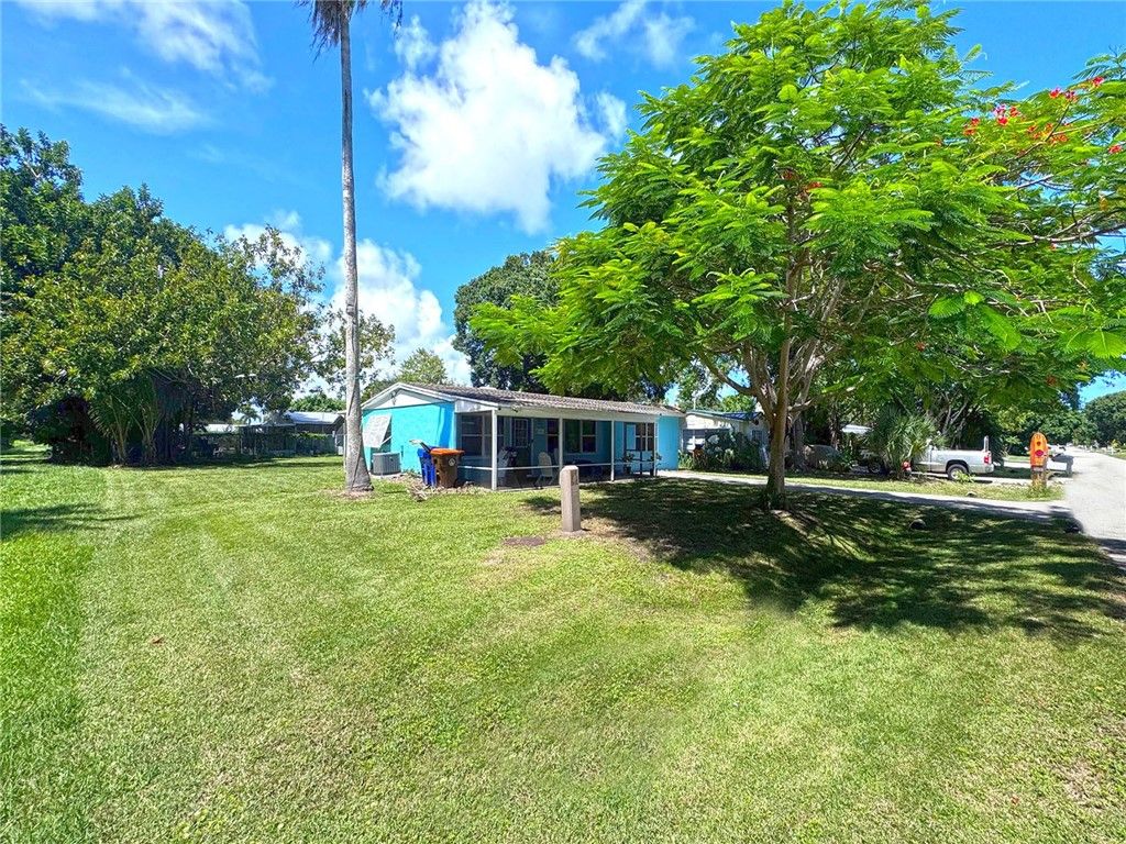 Photo of 1411 4th Court, Vero Beach, FL 32960 (MLS # 291103)