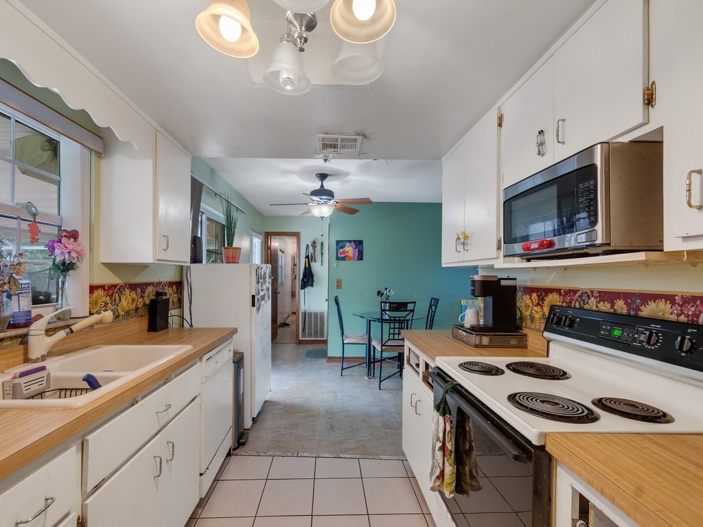 689 Caballero Avenue SE - Photo 3