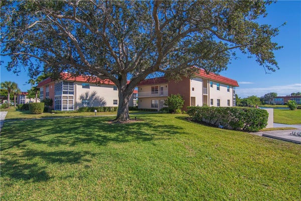 68 ROYAL OAK CT APT 202, VERO BEACH, FL 32962 - Image 6204cf4dcedc7da10d04caca9caa5dbe/3260482473
