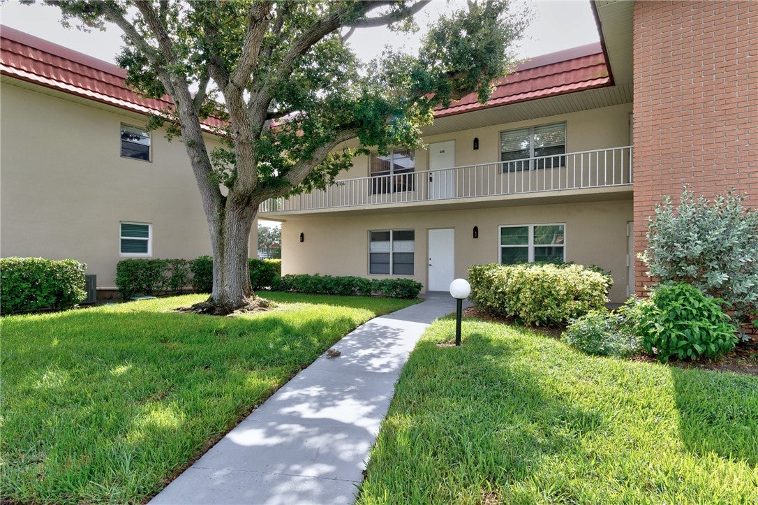 94 Spring Lake Drive 202, Vero Beach