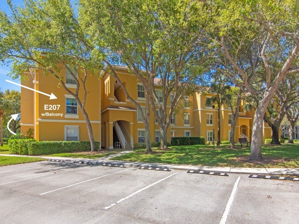 5050 Fairways Circle E207
