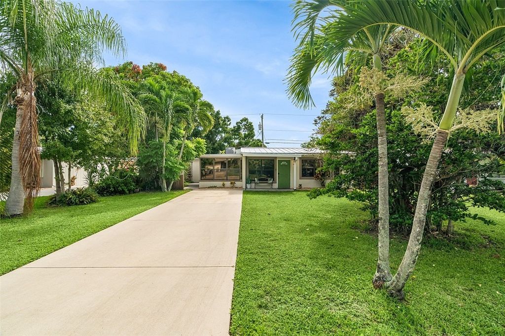 Photo of 1370 4th Court, Vero Beach, FL 32960 (MLS # 291101)