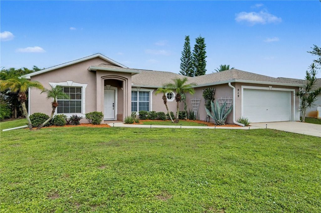 Photo of 949 Gulfstream Avenue, Sebastian, FL 32958 (MLS # 291630)