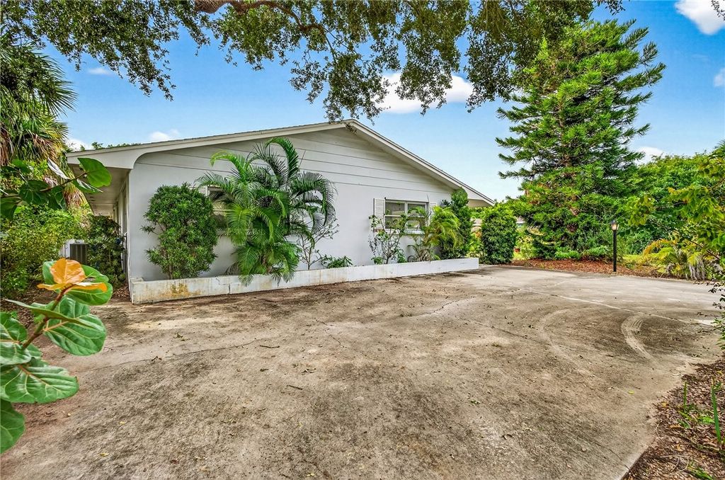 Photo of 846 Date Palm Road, Vero Beach, FL 32963 (MLS # 291195)