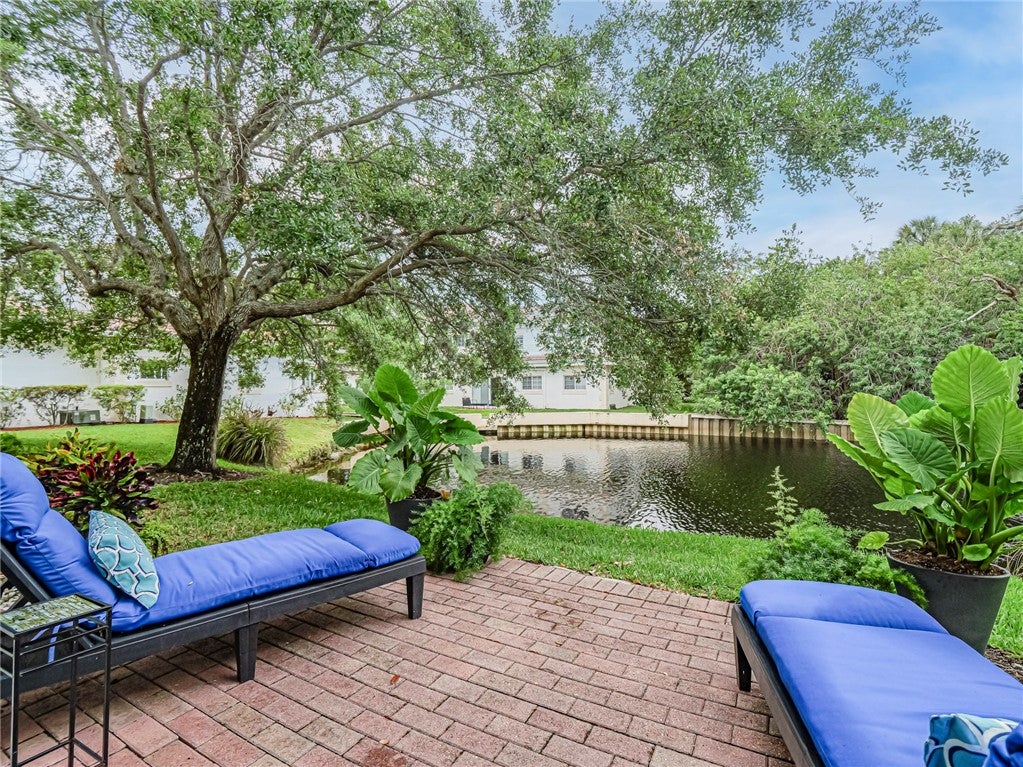 536 7th Square 103, Vero Beach