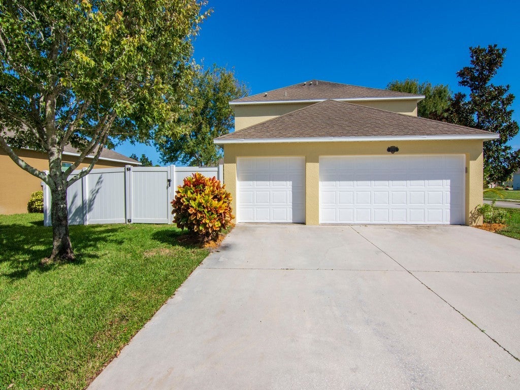 5985 Ridge Lake Circle