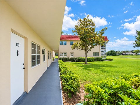 24 Pine Arbor Lane 103, Vero Beach, FL 32962