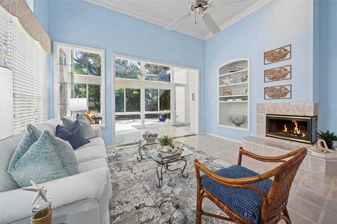 8814 Lakeside Circle