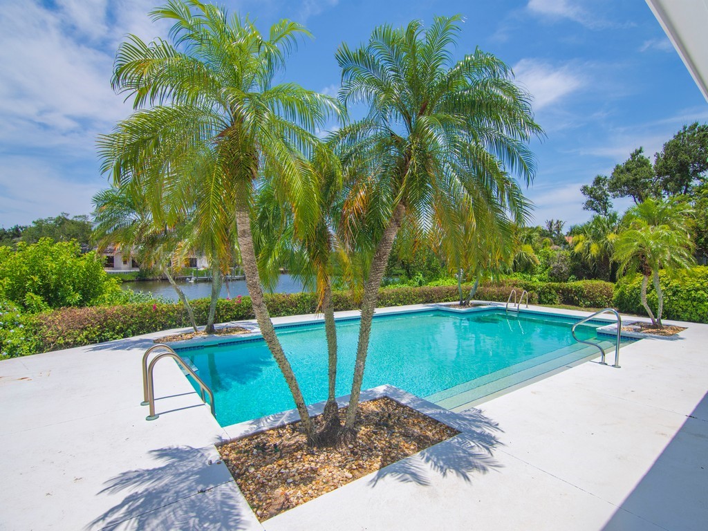 Photo 1 of 36 — 609 Lake Drive, Vero Beach, FL 32963