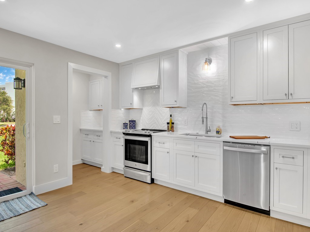 Vero Beach, Florida 32963, United States, 2 Bedrooms Bedrooms, ,3 BathroomsBathrooms,Residential,Pending,18605