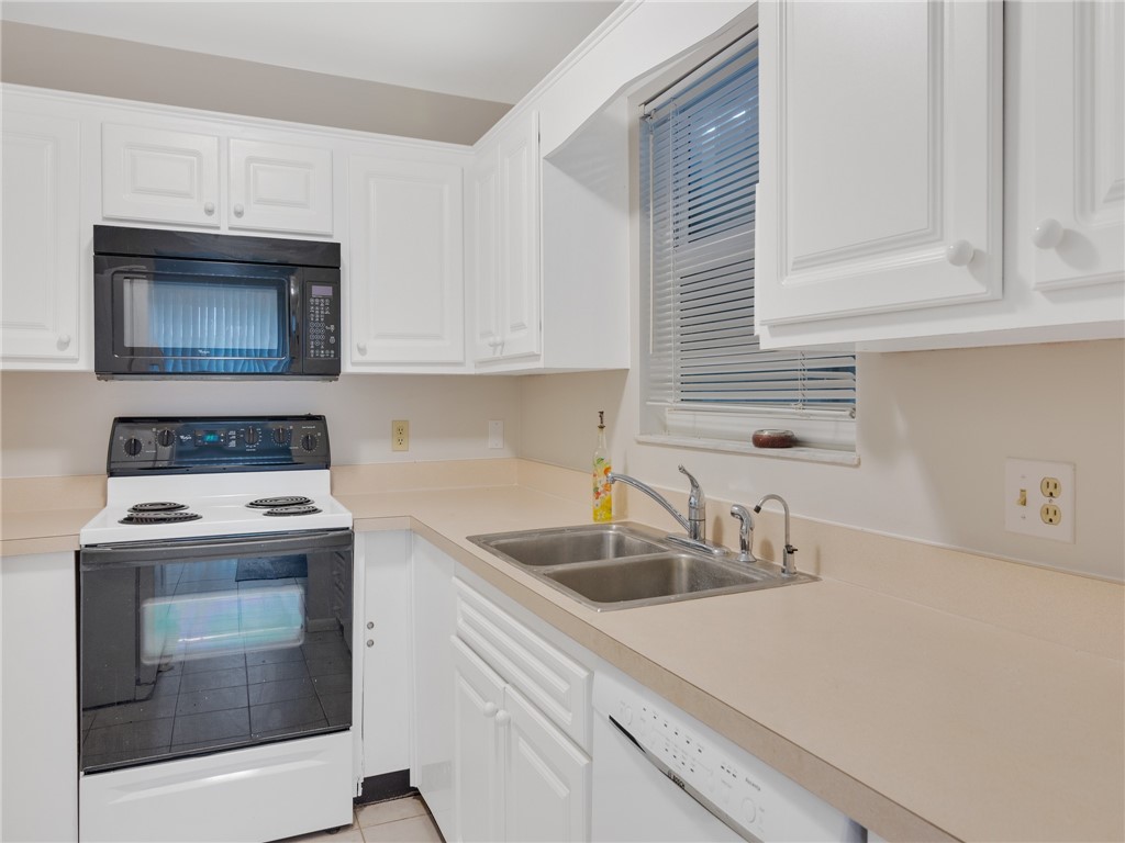 Vero Beach, Florida 32963, United States, 2 Bedrooms Bedrooms, ,2 BathroomsBathrooms,Residential,Pending,24720