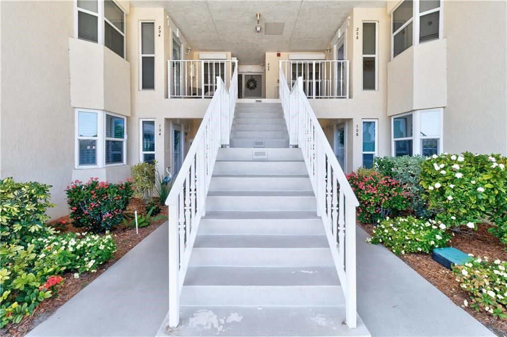 Photo of 605 W Lake Jasmine Circle #205, Vero Beach, FL 32962 (MLS # 291723)