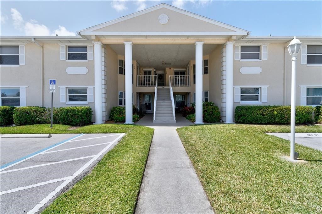 Photo of 605 W Lake Jasmine Circle #205, Vero Beach, FL 32962 (MLS # 291723)