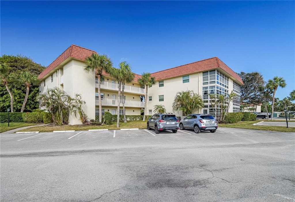 View of apartment building / complex with uncovere