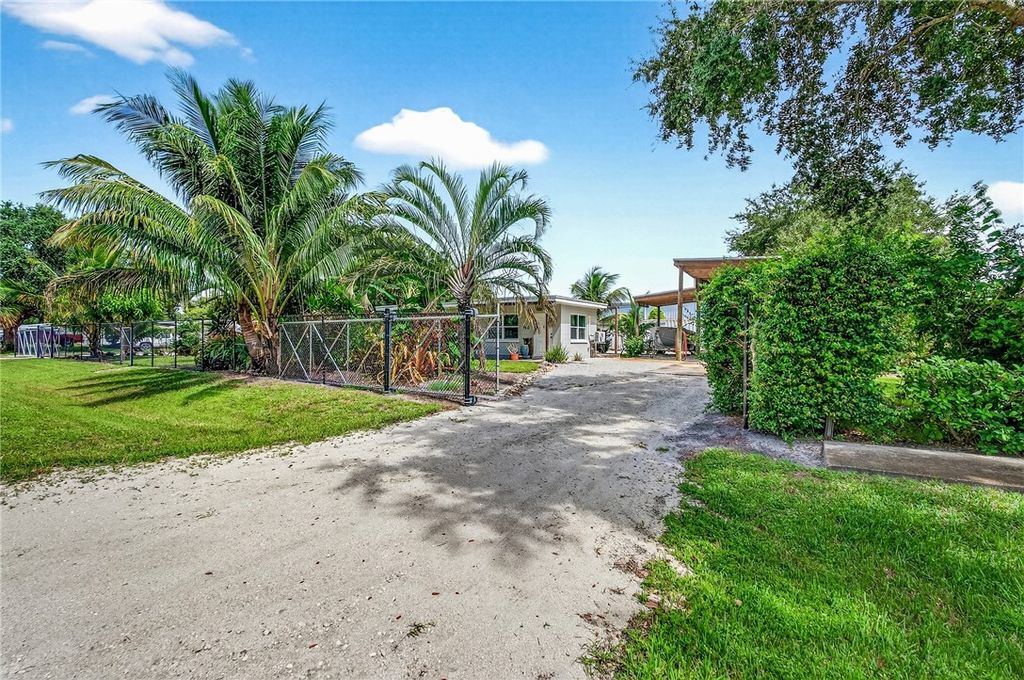 Photo of 40 5th Avenue, Vero Beach, FL 32962 (MLS # 291242)