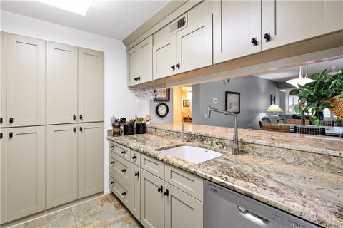 27 Plantation Drive 201, Vero Beach, FL 32966