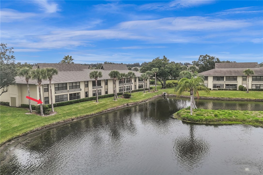 1st floor, END UNIT w/ stunning lake and golf cour