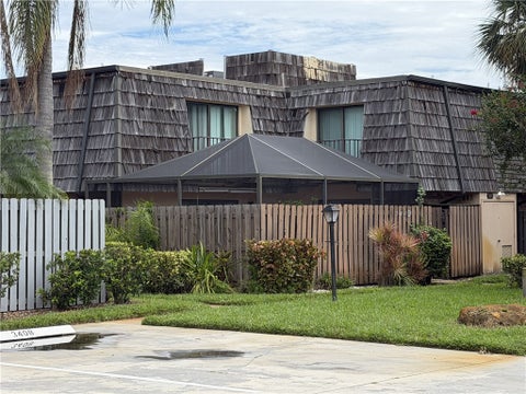 2 beds bed, 2.5 baths bath property at 340 E Waverly Place, Vero Beach, FL 32960