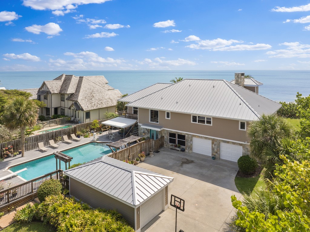 955 Pebble Lane