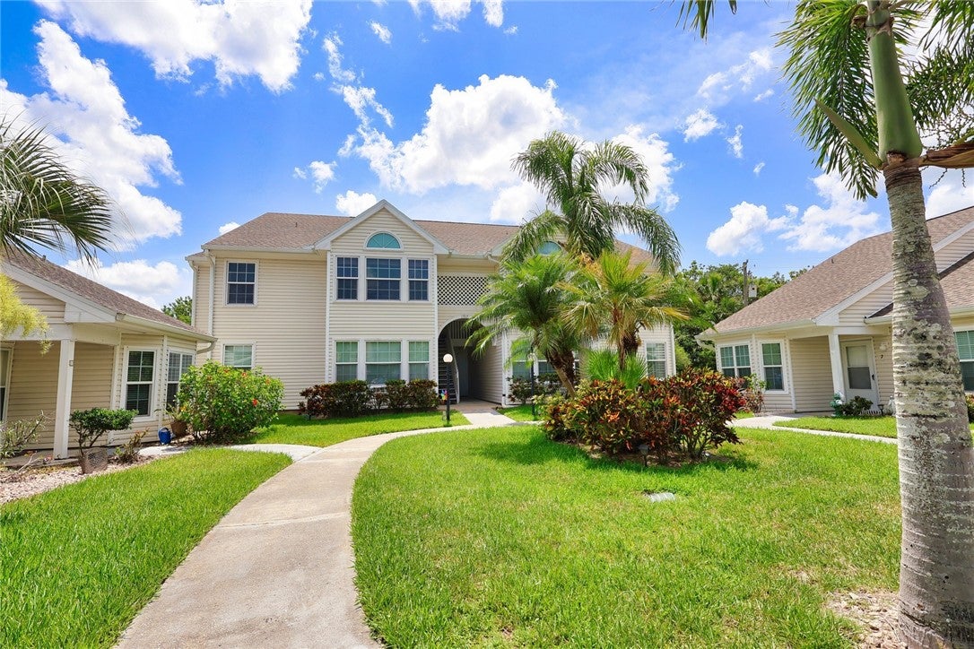 1915 Westminster Circle 17-5, Vero Beach
