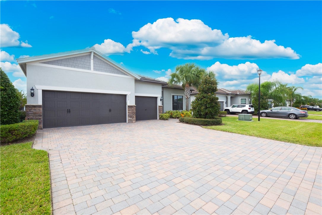 652 SE Boboli Way