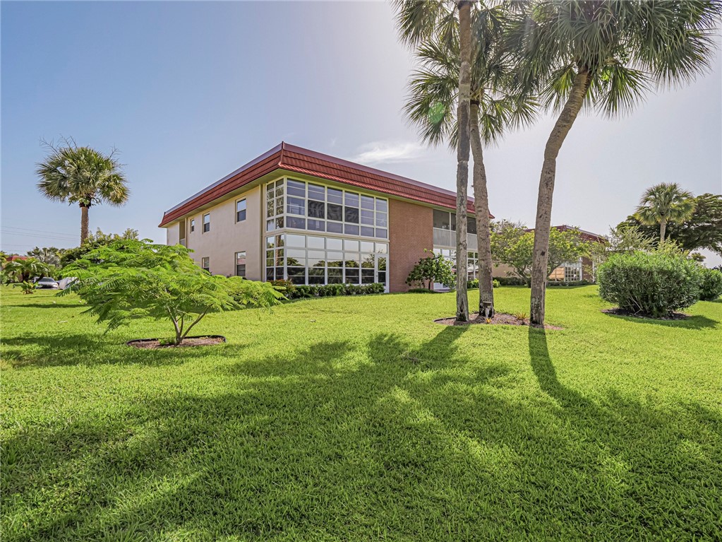 Photo 1 of 36 — 106 Spring Lake Court 201, Vero Beach, FL 32962