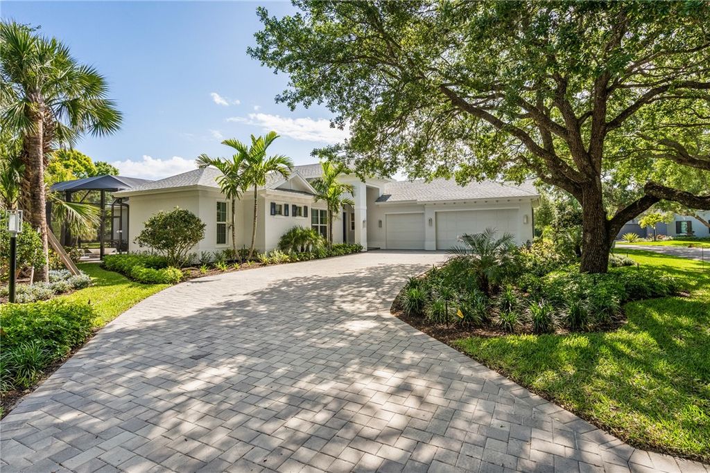 Photo of 238 Oak Hammock Circle SW, Vero Beach, FL 32962 (MLS # 291044)
