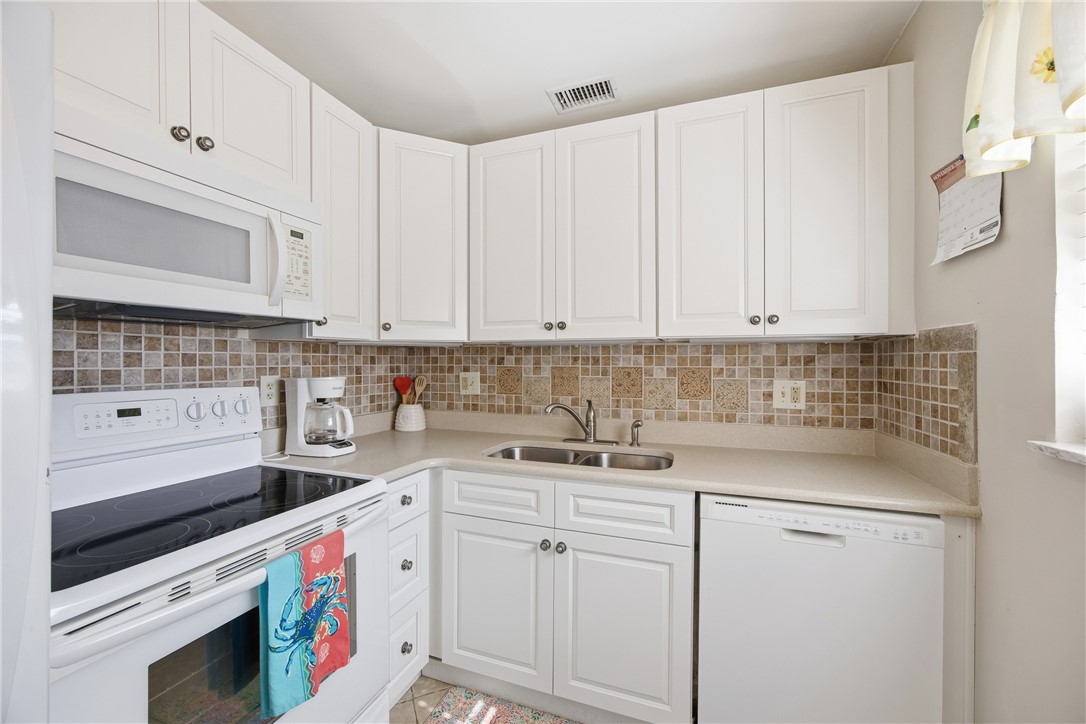 Vero Beach, Florida 32963, United States, 1 Bedroom Bedrooms, ,2 BathroomsBathrooms,Residential,Active,251905