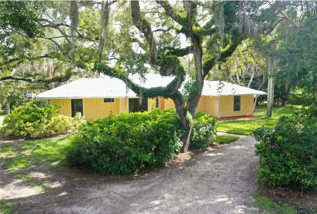 Photo of 551 Wall Street, Vero Beach, FL 32960 (MLS # 291428)
