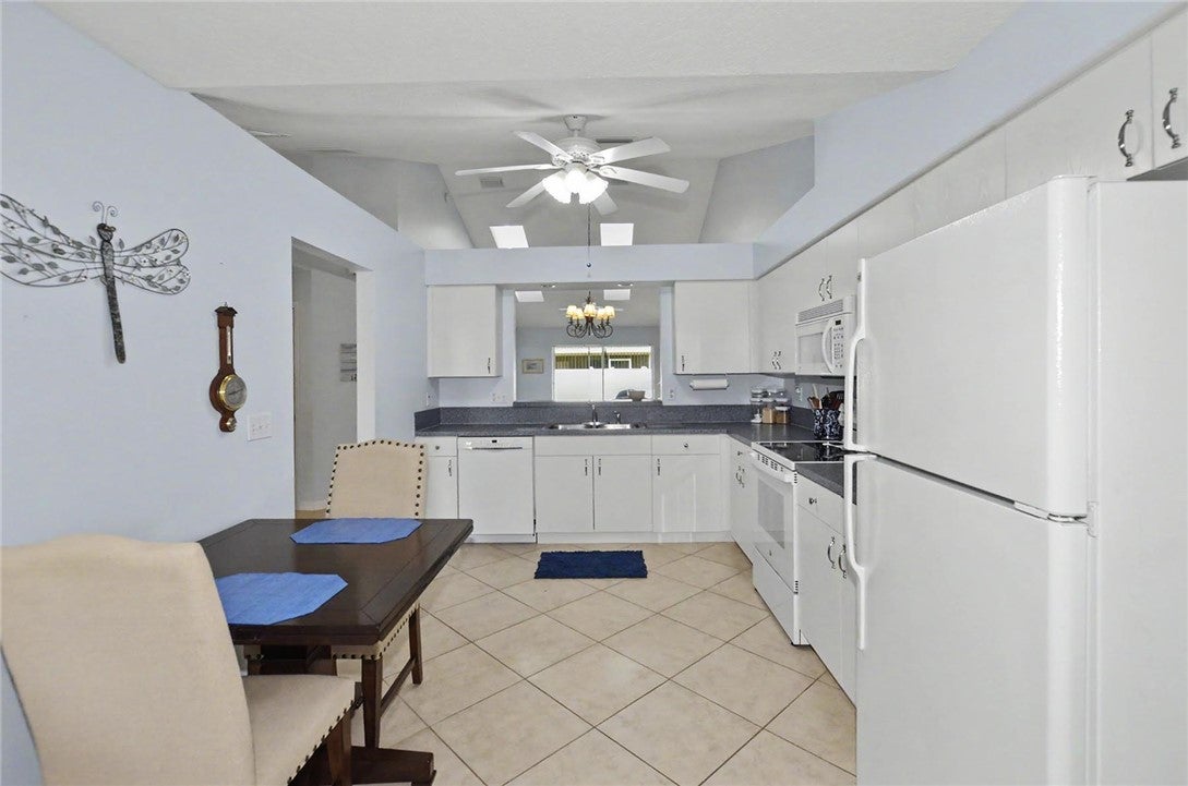 492 6th Manor