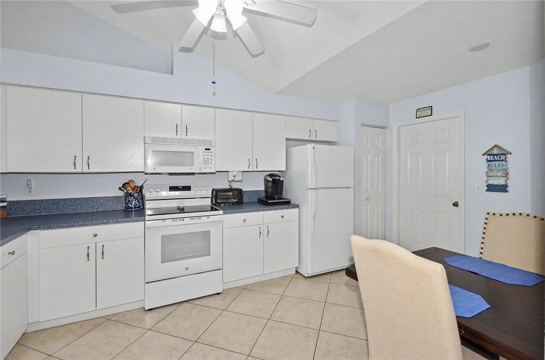 492 6th Manor