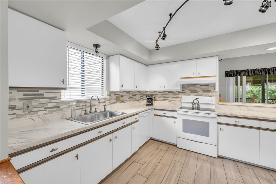 Vero Beach, Florida 32966, United States, 2 Bedrooms Bedrooms, ,2 BathroomsBathrooms,Residential,Active,162102