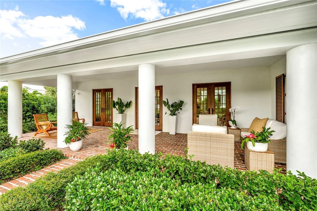 Photo of 615 Riomar Drive, Vero Beach, FL 32963 (MLS # 291128)