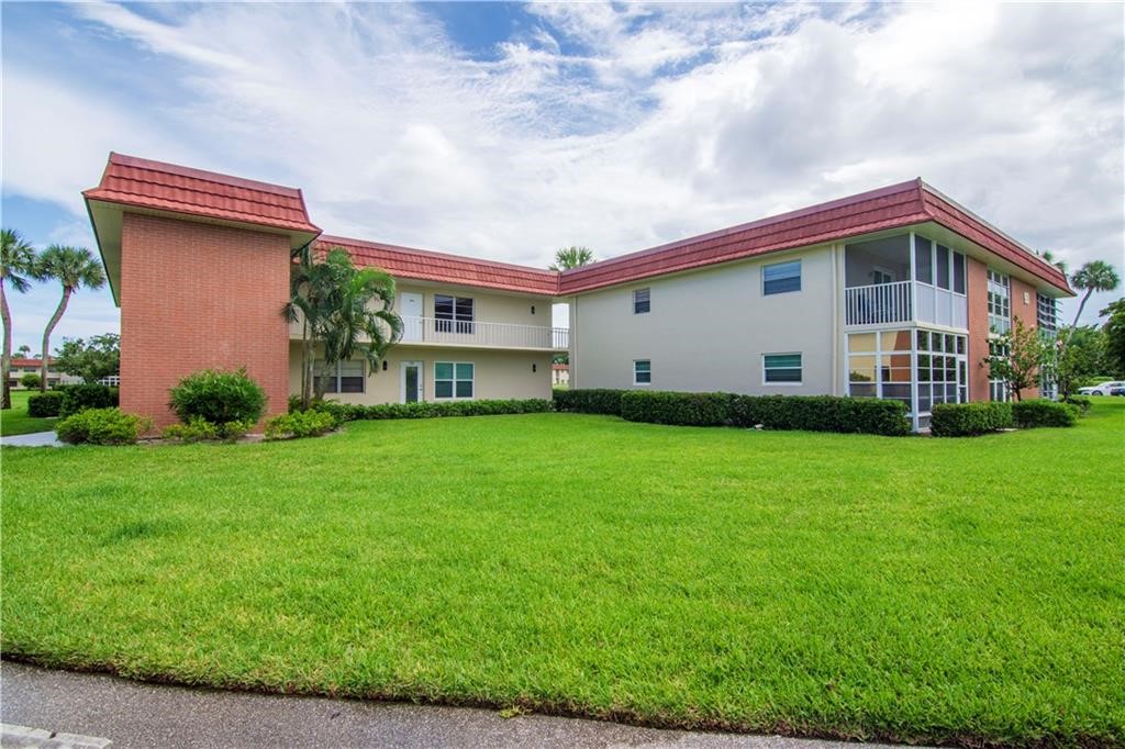 93 Spring Lake Drive 206