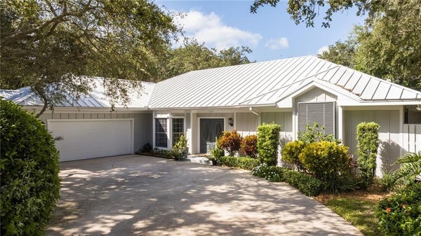 1361 JONATHANS TRL, VERO BEACH, FL 32963 - Image e41ca4c858b3e5d85065a29cfd9190b4/2650657921