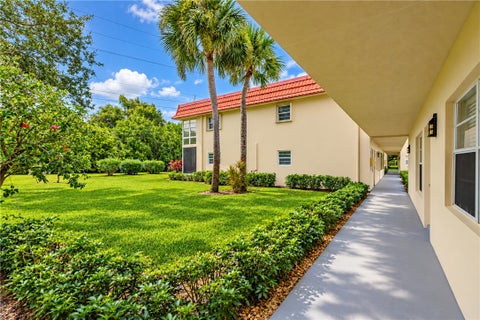 99 Springlake Drive 101, Vero Beach, FL 32962