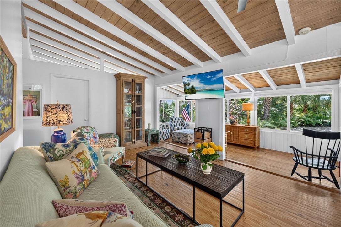 1930 W Shell Lane