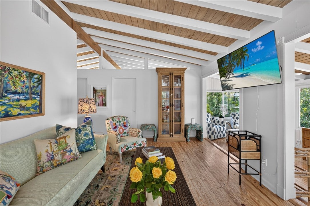 1930 W Shell Lane