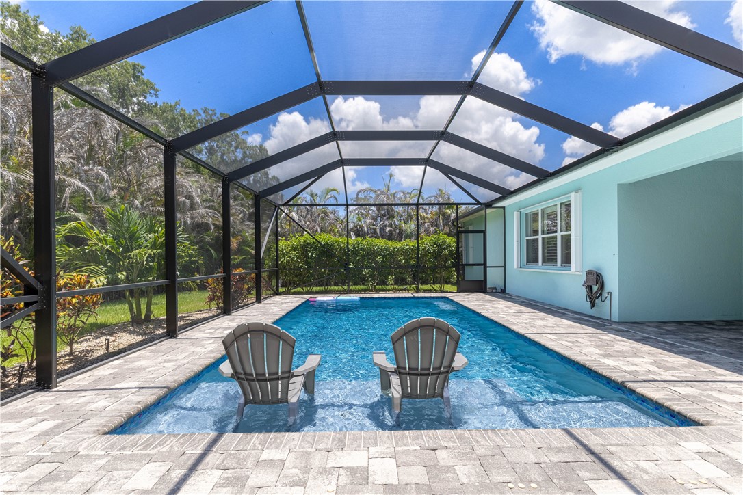Single-story residence featuring a turquoise exter