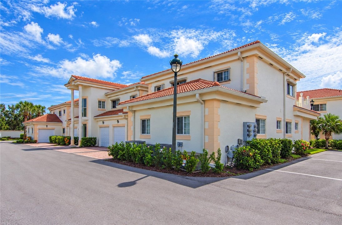 520 7th Square 202, Vero Beach