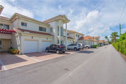 520 7th Square 202, Vero Beach, FL 32962